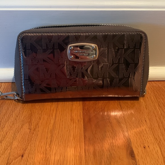 Michael Kors Wallet - Picture 3 of 9